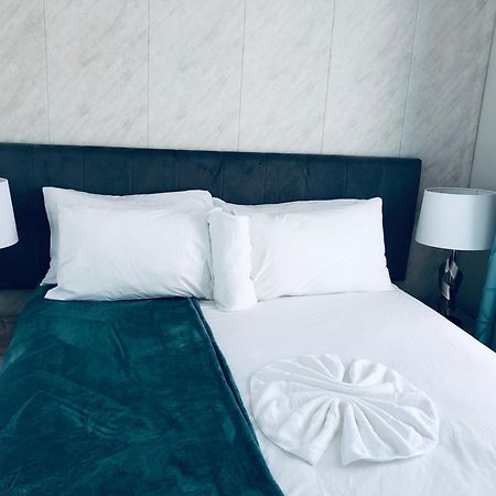 غابورون Gabz Airport Inn المظهر الخارجي الصورة