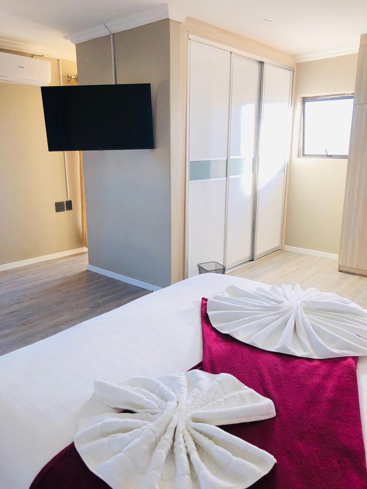 غابورون Gabz Airport Inn المظهر الخارجي الصورة