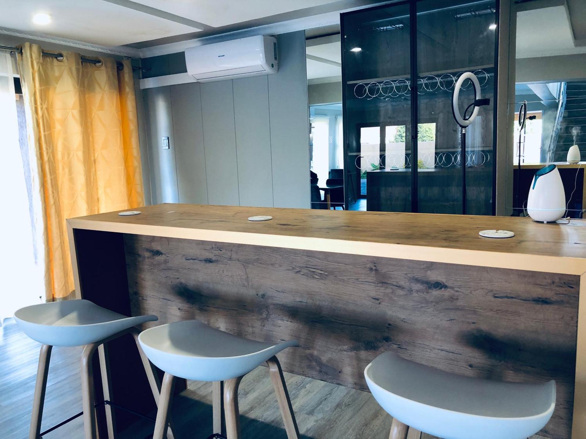 غابورون Gabz Airport Inn المظهر الخارجي الصورة