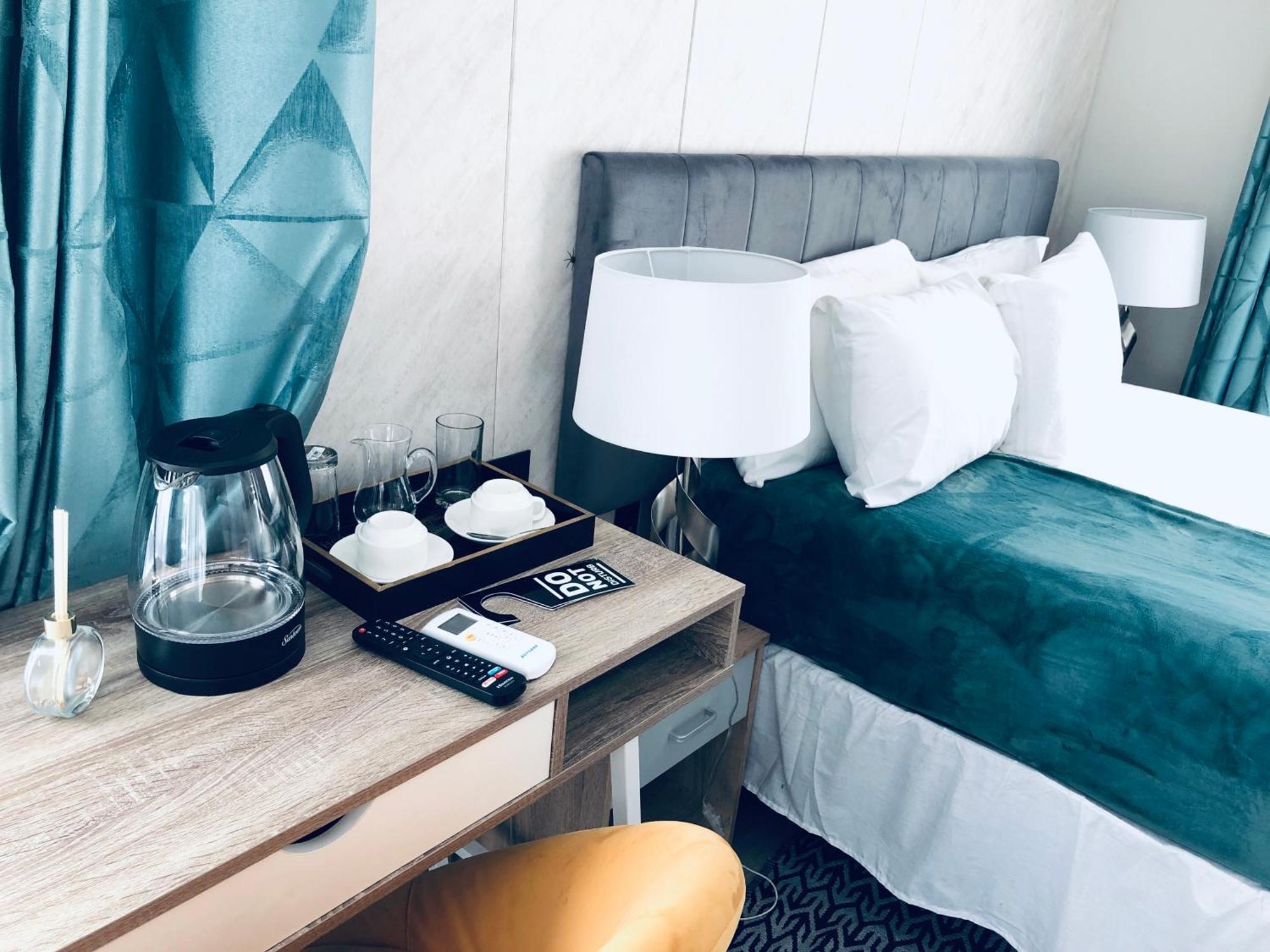 غابورون Gabz Airport Inn المظهر الخارجي الصورة